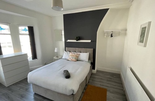 Liverpool Apartment | 4BR Home w/ On-street Parking
