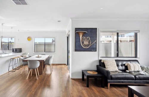 St Leonards House | 4BR Modern Family Home I Coastal Getaway