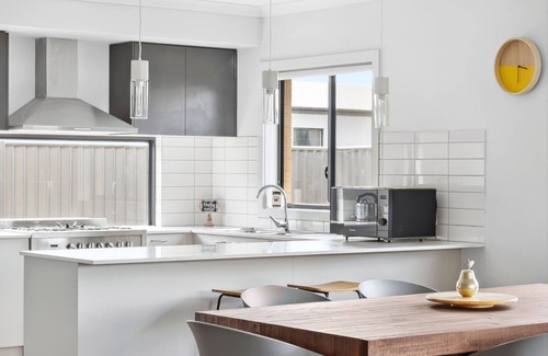St Leonards House | 4BR Modern Family Home I Coastal Getaway