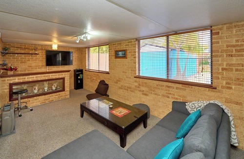 Girrawheen House | 4BR Pool House Close to Shops