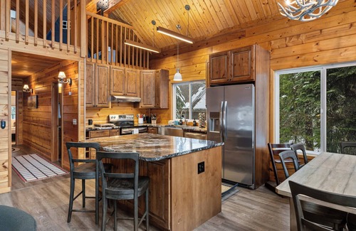 North Bend House | 4BR Retreat: 5-min to Ski, Snowboard, Snow Tubing