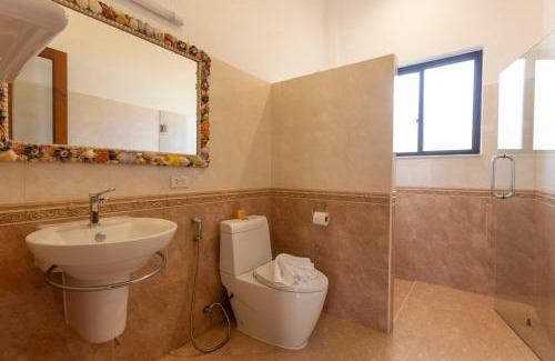 Chalong Villa | 4BR Timbuktu Villa Jacuzzi & Walk to Market V170