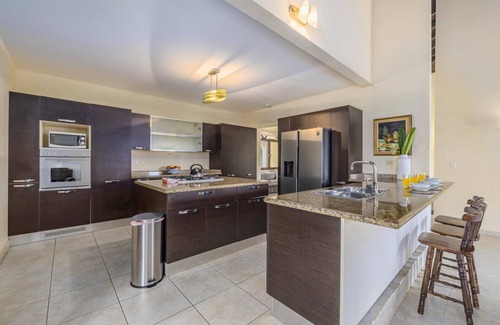 Malmok Villa | 4BR Villa Short Walk to Beach in Amazing Location!