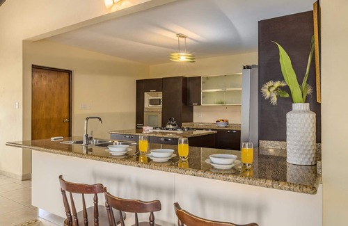 Malmok Villa | 4BR Villa Short Walk to Beach in Amazing Location!