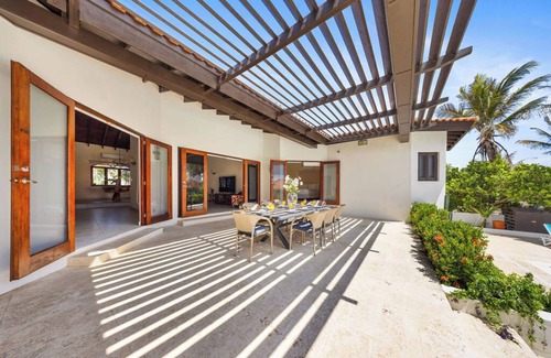 Malmok Villa | 4BR Villa Short Walk to Beach in Amazing Location!