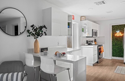 Oakland Park House | 4BR Volley ball, minigolf, bowling, private beach, ping pong, arcade games &more