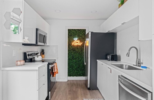 Oakland Park House | 4BR Volley ball, minigolf, bowling, private beach, ping pong, arcade games &more