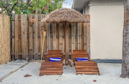 Oakland Park House | 4BR Volley ball, minigolf, bowling, private beach, ping pong, arcade games &more