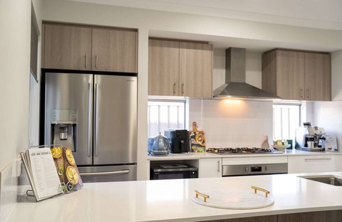 Rockingham House | 4BR Walk to the Beach Family Retreat