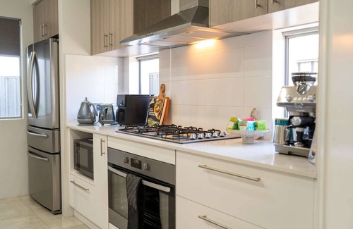 Rockingham House | 4BR Walk to the Beach Family Retreat