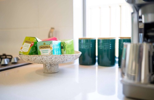 Rockingham House | 4BR Walk to the Beach Family Retreat