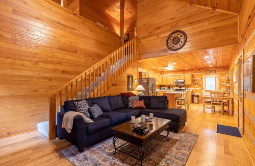 Boone Cabin | 4J Getaway - Rustic cabin between Boone & Blowing Rock with hot tub