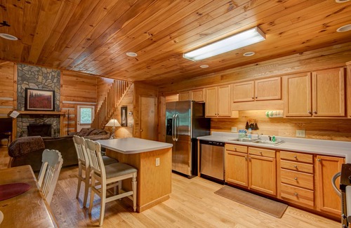 Boone Cabin | 4J Getaway - Rustic cabin between Boone & Blowing Rock with hot tub