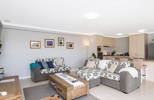 Geographe House | 4Shore with Wifi- 4 Shore with Wifi is the ideal getaway holiday property for anyone and everyone!