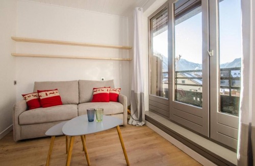 Chamonix City Centre Apartment | 4th floor, view valley, balcony, parking, tv, ski locker, 49m², Chamonix