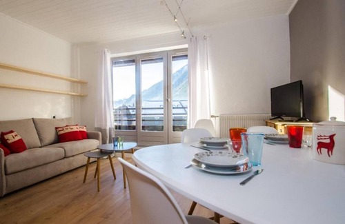Chamonix City Centre Apartment | 4th floor, view valley, balcony, parking, tv, ski locker, 49m², Chamonix