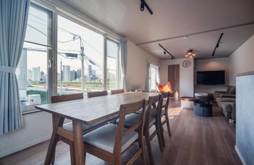 Shiroishi House | 5分車程札幌中心大通公園 豐平川河景四房 廁所x2 浴室x1 淋浴x1 包棟別墅近地鐵 停兩台車