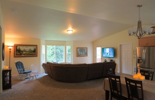 Clinton House | 5 Acres of Solitude, a Restful Place To Rejuvenate, Winter Or Summer