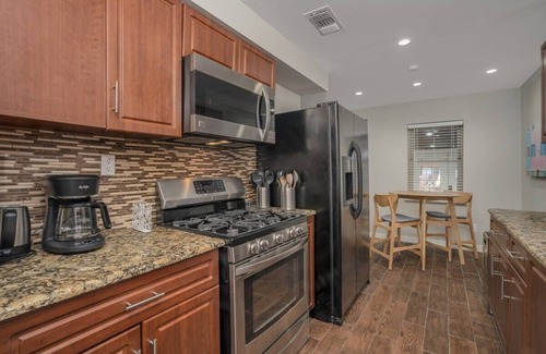 Dallas House | 5-BD/3-BA in the Heart of Dallas w/Pool & Hot Tub