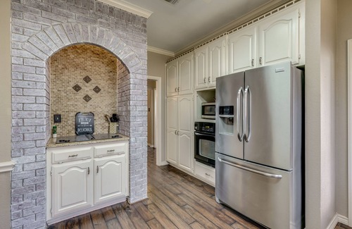 Southwest Arlington House | 5 Bdrm, 4 Bath, Hot Tub, Huge Gameroom, Pergola, 14 FT Shuffleboard, Ping Pong