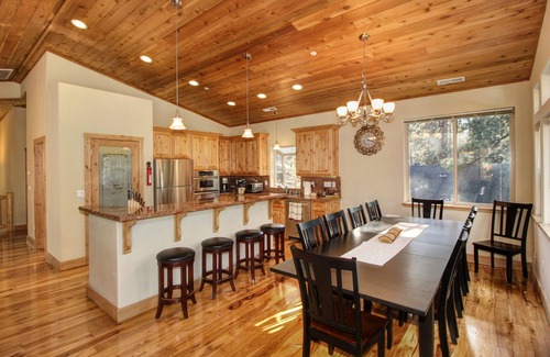 Pioneer Trail Ski Chalet | 5 Bdrm Chalet W/Hot Tub/wifi/PoolTable/Off Pioneer/April Special/Max 10 Guests