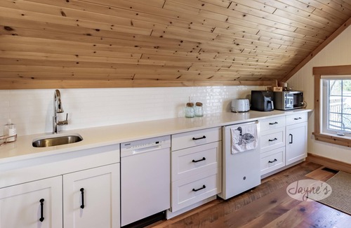 Muskoka Lakes Cottage | 5 bed 5 bath Cottage + Bunkie + Boathouse on Lake Muskoka