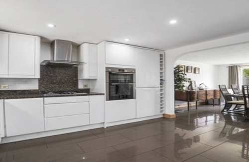 Larkfield House | 5 Bed House - Sleeps 10 - Garden - Parking - Wifi