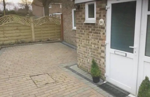 Larkfield House | 5 Bed House - Sleeps 10 - Garden - Parking - Wifi