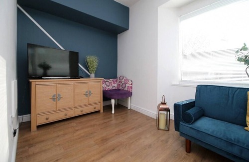Castle Apartment | 5 Bed House - Sleeps 16 - Parking - Wifi