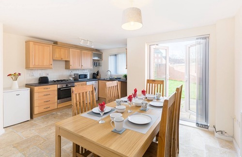 Wolverhampton House | 5 bed house with free parking in quiet location