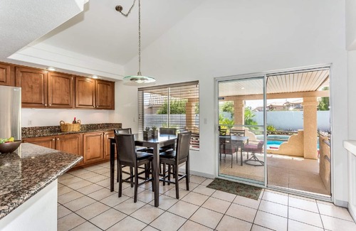 Green Valley House | 🎉💥5🛏 bed⛱pool-10 min from ✈️airport/strip, 1 mile from In&Out/shopping/grocery🍔