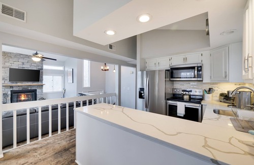 Tobyhanna House | 5 Bedroom 3 Bath Lakefront with Yr Round Hot tub near Camelback