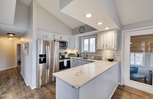 Tobyhanna House | 5 Bedroom 3 Bath Lakefront with Yr Round Hot tub near Camelback