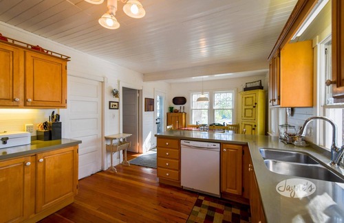 Georgian Bay Cottage | 5 bedroom, 4 bath, Lake Joseph, Sunsets! Amazing views! Privacy! Old Muskoka!