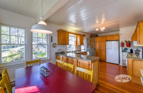 Georgian Bay Cottage | 5 bedroom, 4 bath, Lake Joseph, Sunsets! Amazing views! Privacy! Old Muskoka!