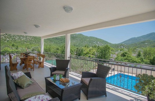 Rastovac House | 5 bedroom accommodation in Zagvozd