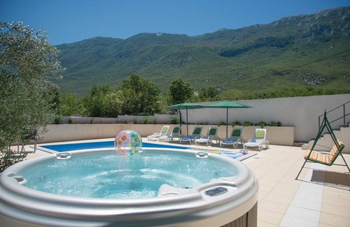 Rastovac House | 5 bedroom accommodation in Zagvozd