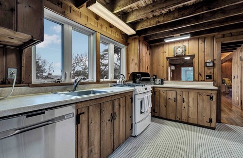 Cataumet House | 5-Bedroom Cape Cod Retreat on Scraggy Neck