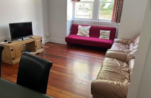 Mount Eden House | 5 Bedroom House A with 13 Beds including 6 Double Beds, 2 Single Beds, and 5 Sofa Beds