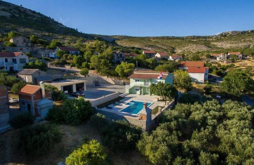 Lisane Ostrovicke House | 5 bedroom accommodation in Lisane Ostrovicke