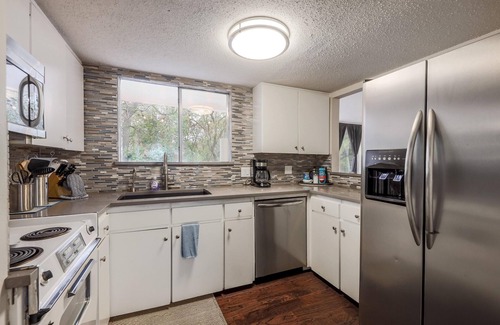 Zilker House | 5 bedrooms. 2 Blocks to Barton Springs Pool, Zilker Park, Music, Food Trailers