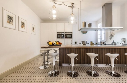 Cannaregio Apartment | 5 Bedrooms, 3 Bathrooms, Air Conditioning and Large Dining and Living Area.