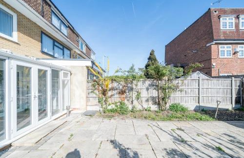 Havering Bed & Breakfast | 5 Bedrooms Homely House with Garden-Sleeps 11 Comfortably on 5 Double Beds, 1 Single Bed, Onsite Private Parking,Business Travellers, Contractors, & Holiday-Goers, Family Groups, Near Westfield Stratford,Excel Centre,O2 Arena,Elizabeth Line,Central London