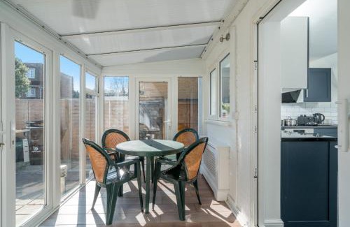 Havering Bed & Breakfast | 5 Bedrooms Homely House with Garden-Sleeps 11 Comfortably on 5 Double Beds, 1 Single Bed, Onsite Private Parking,Business Travellers, Contractors, & Holiday-Goers, Family Groups, Near Westfield Stratford,Excel Centre,O2 Arena,Elizabeth Line,Central London