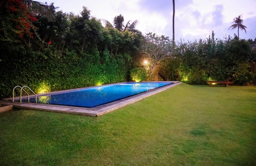 Kathaluwa Villa | 5 Bedrooms Villa- Sleeps 14. 1 minute walk to the beach. surfing spots close by.