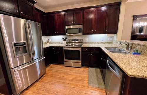 Belvedere Park House | 5 BR/3 BA for MidTerm or Long Term! InLaw Suite! Privacy fence! Jet Tub! Garage!