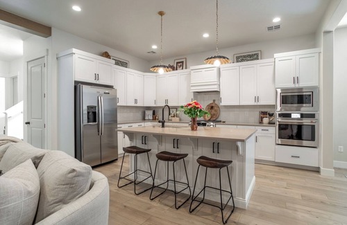 Washington Villa | 5 BR 5 BA Near Zion Brand NEW pool, hot tub, and pickleball court!