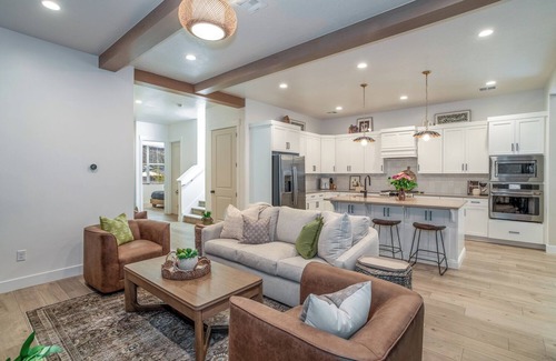 Washington Villa | 5 BR 5 BA Near Zion Brand NEW pool, hot tub, and pickleball court!