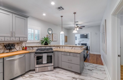 Hancock House | 5 ★ Downtown Group Bungalow - Near UT★