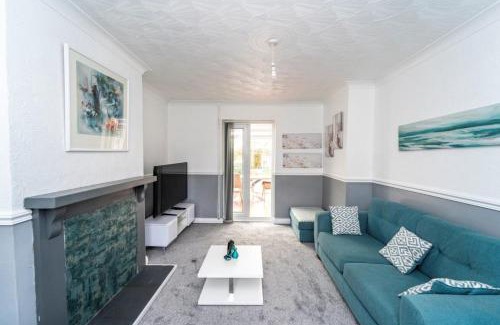 Leicester House | 5 Guests - Pet Friendly - 3 Bedroom House